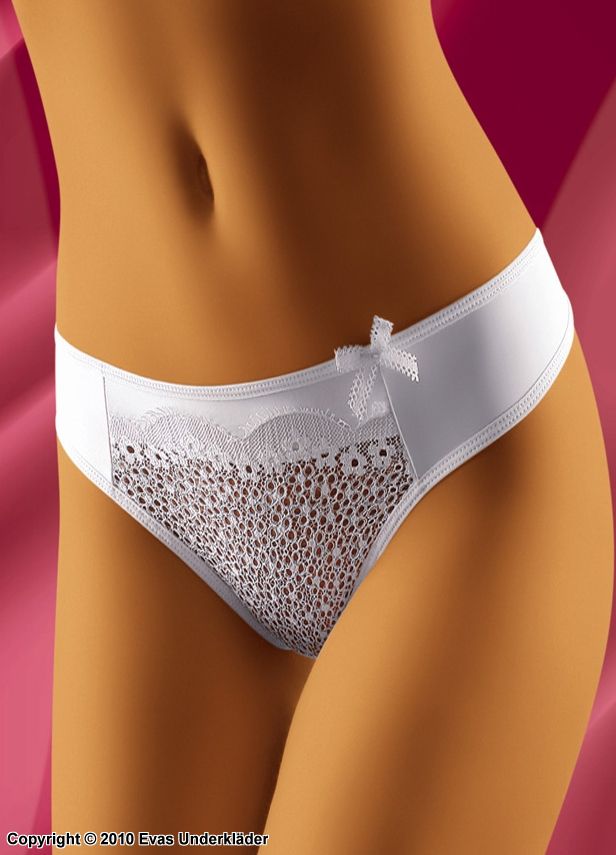 Thong panty with crocheted flower front
